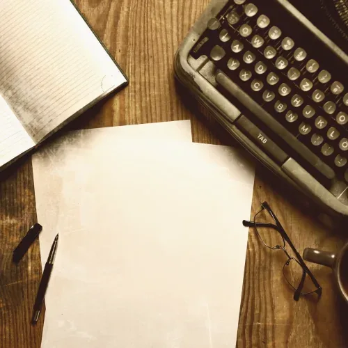Macchina da scrivere e pagine su una scrivania da lavoro